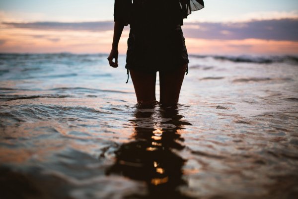 Светловолосая девушка на море