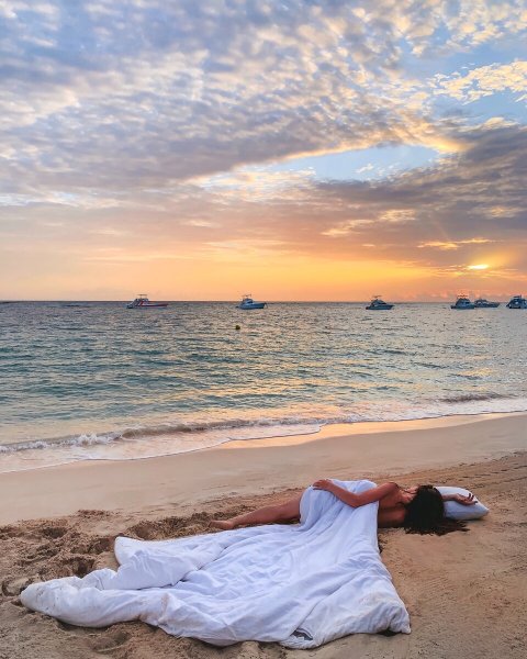 Надпись на песке на море