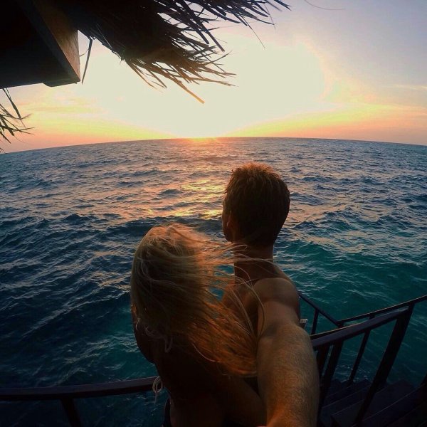 Девушка с парнем на море со спины