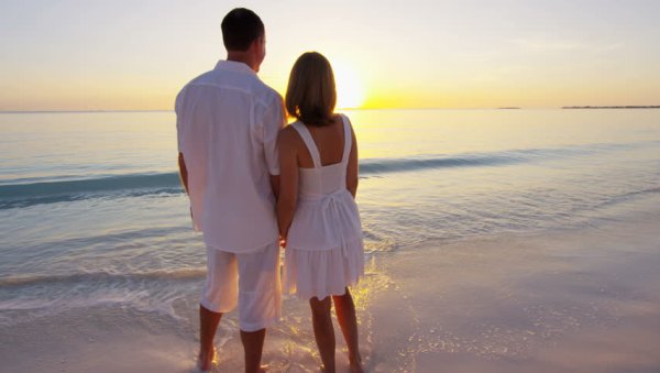 Счастливая пара со спины