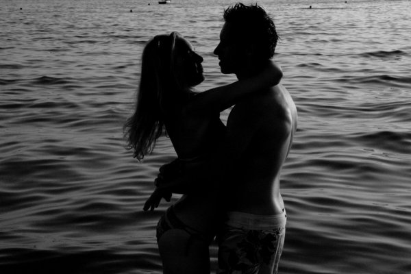 Парень и Левушка обнимпются в море