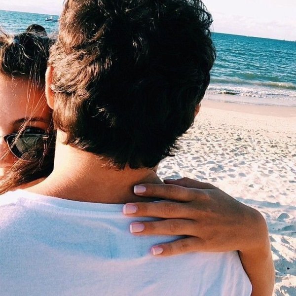 Пара на море со спины