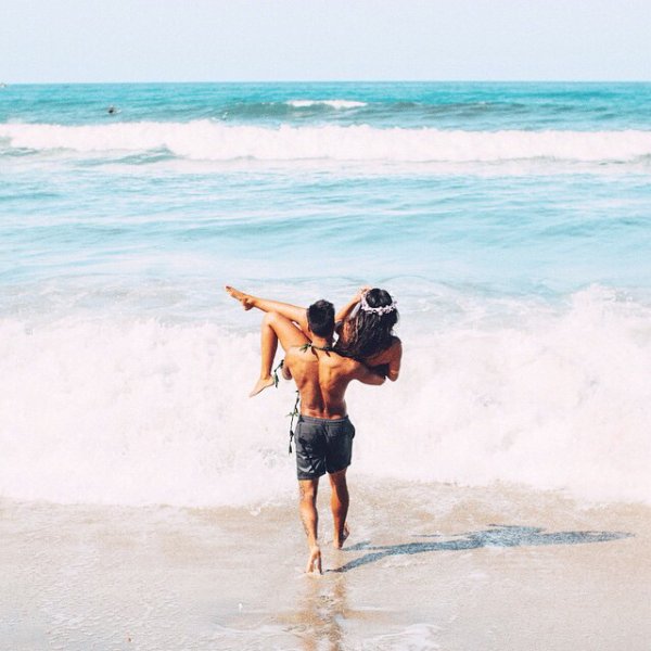 Парень на море