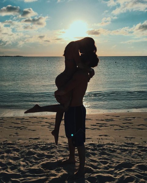 Влюбленные со спины