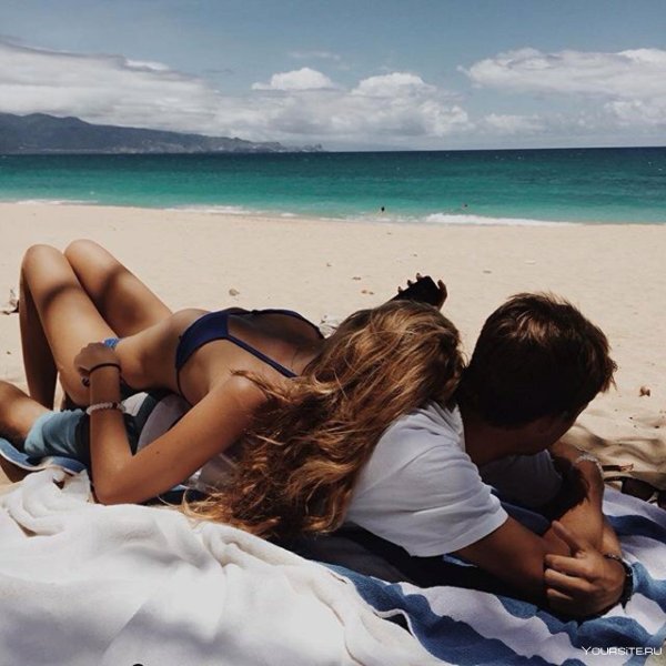Парень с девушкой на пляже