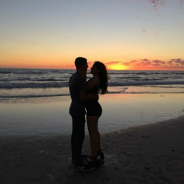 Парень с девушкой на море