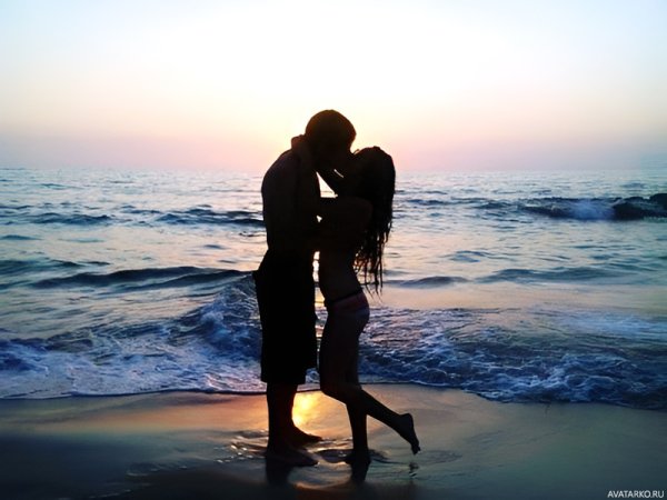 Парень и девушка обнимаются на море