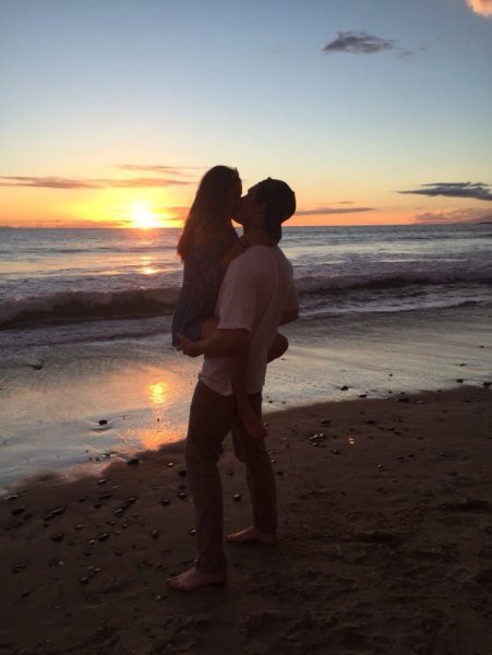 Девушка на спине у парня