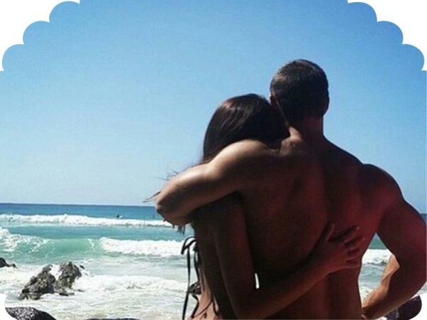 Девушка с парнем на море со спины