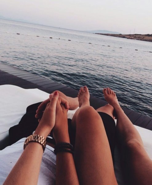 Парень с девушкой на море