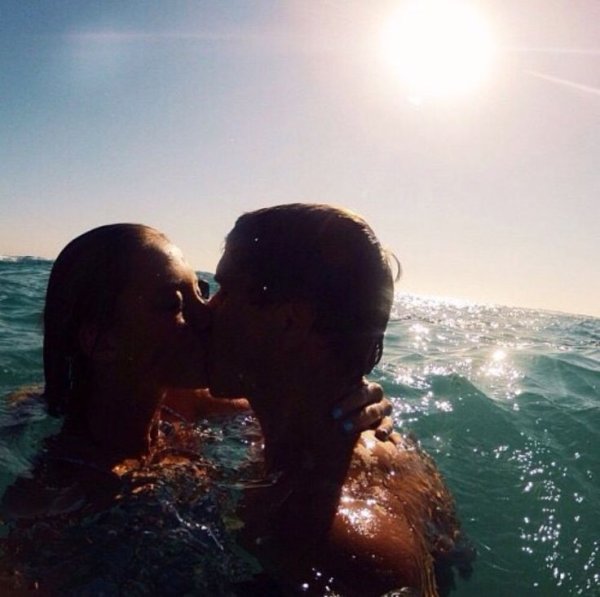 Парень на море селфи