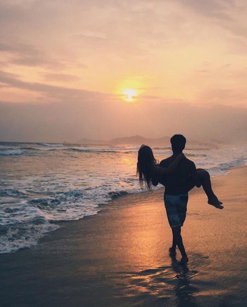 Парень с девушкой на море