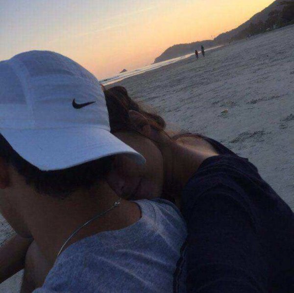 Девушка с парнем на море со спины