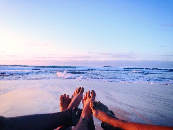 Обнимаются в море