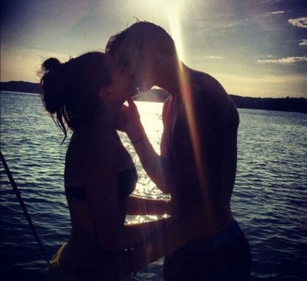 Девушка на спине у парня