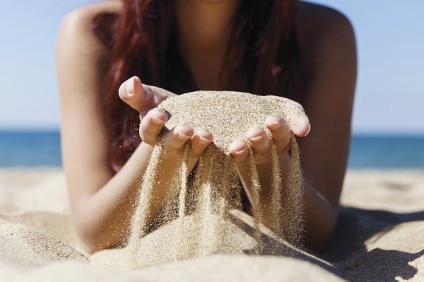 Блондинка в платье на море