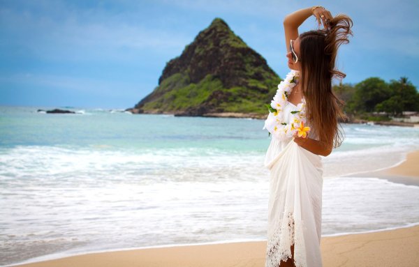 Девушка на берегу моря