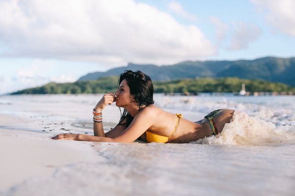 Женщина на берегу моря