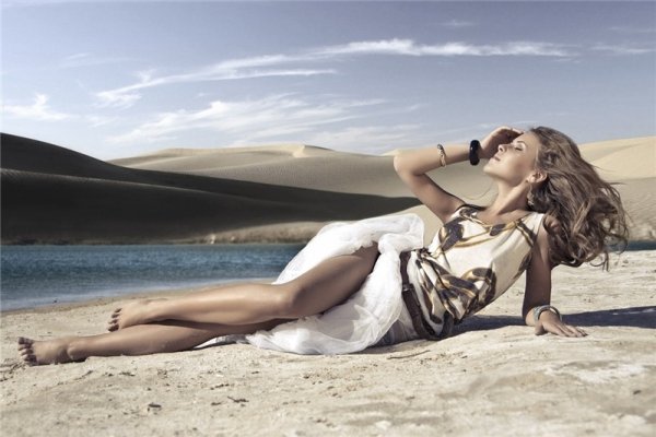 Женские ноги на песке