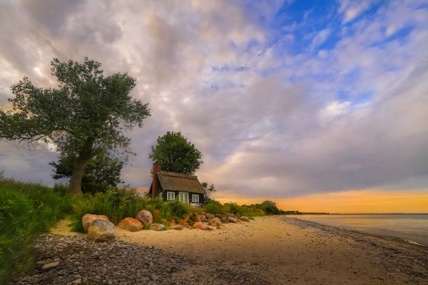 Одинокий домик на берегу моря