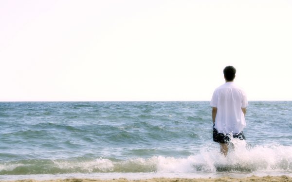 Мужчина на море