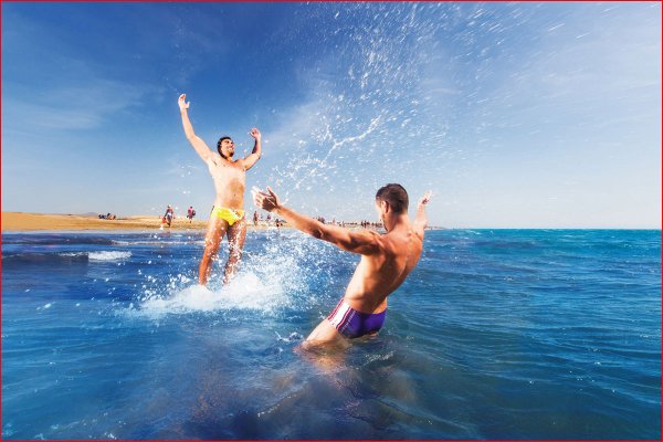 Парень на море