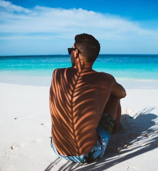 Мужчина под пальмой