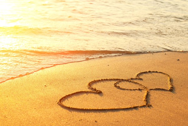 Надпись на песке на море