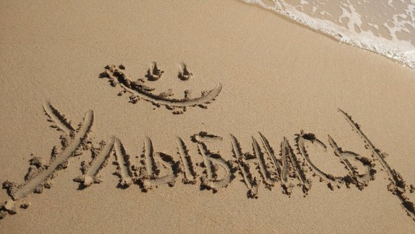 Надпись на песке на море