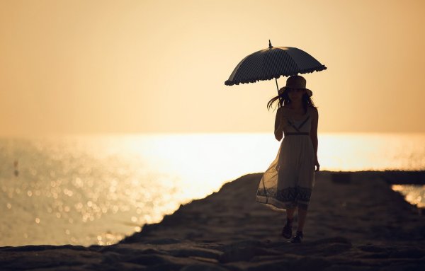 Девушка с зонтиком от солнца