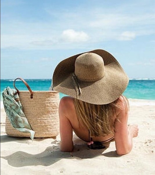 Девушка в шляпе на море