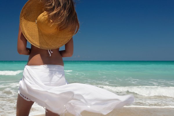 Женщина в шляпе на море
