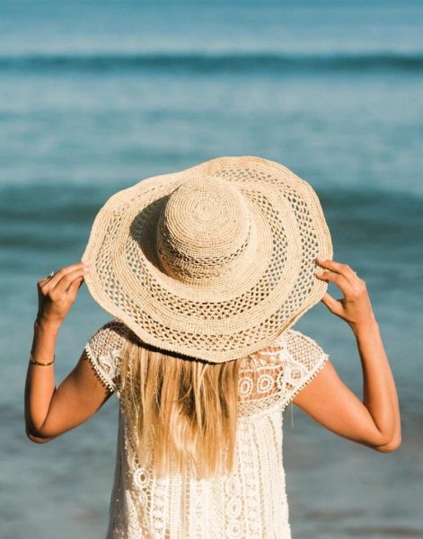 Женщина в шляпе со спины