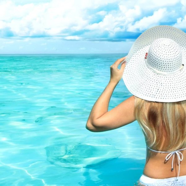 Женщина в шляпе на море