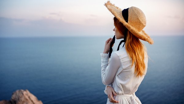 Девушка в шляпе на море