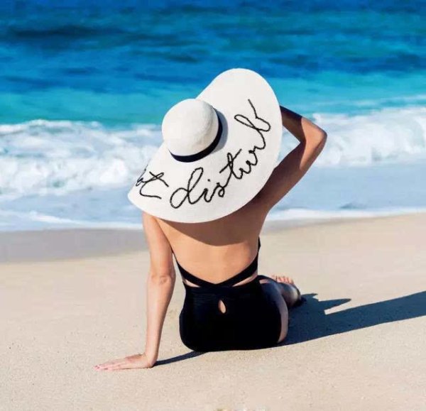 Дама в шляпе на море