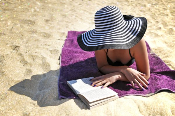 Панама в руке