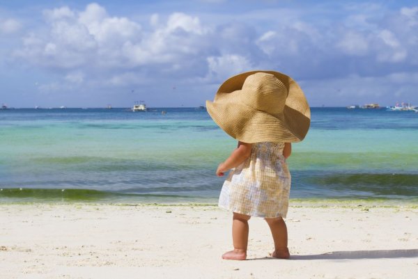 Девушка в шляпке со спины