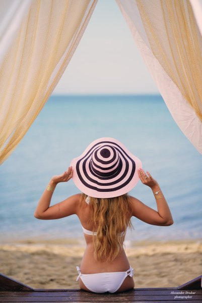 Девушка в летней шляпе