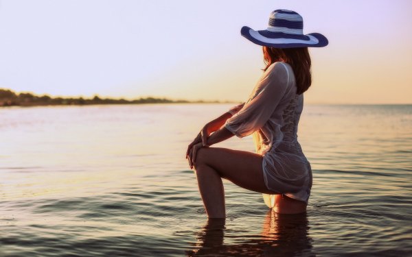 Белая шляпа и море