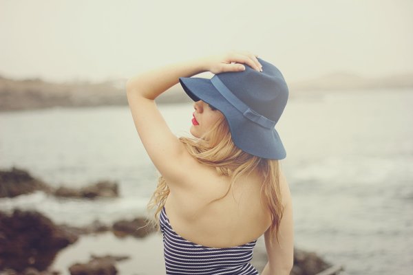 Женщина в шляпе на море