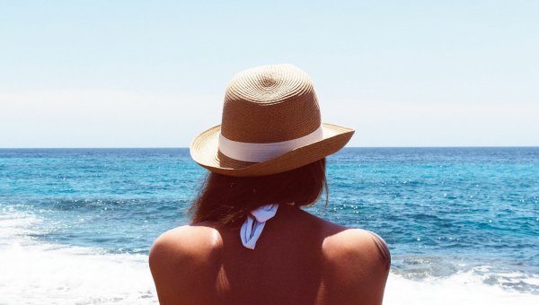 Девушка в шляпе со спины