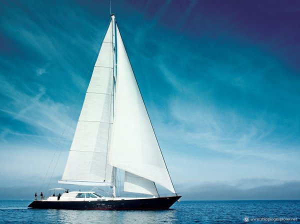 Яхта в синем море