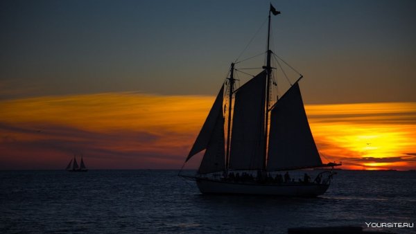 Парусный корабль на закате