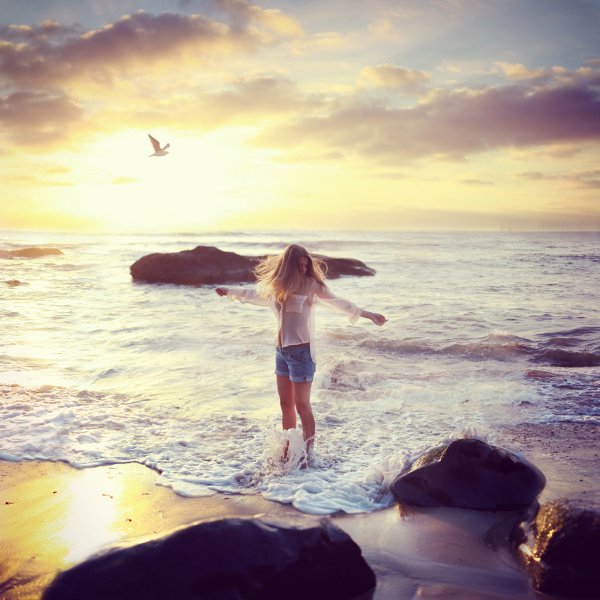 Счастливая девушка бежит