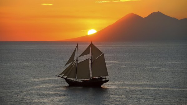 Яхта в море на закате