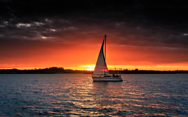 Парусная яхта на закате