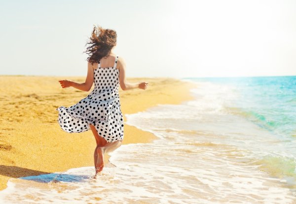 Счастливая женщина на море