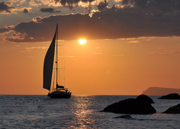 Парус на закате