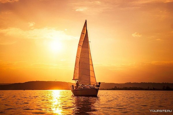 Яхта в море на рассвете